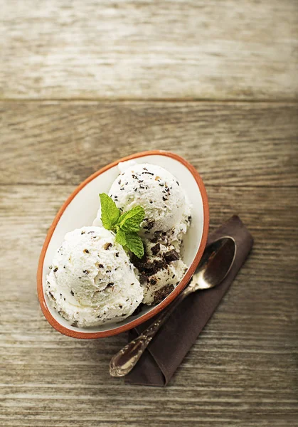 Sorvete Orgânico Caseiro Stracciatella Com Chocolate Mesa Madeira — Fotografia de Stock