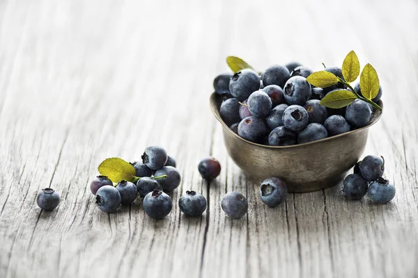 Frische Blaubeeren Mit Blättern Einer Schüssel Großaufnahme Konzept Für Gesunde — Stockfoto