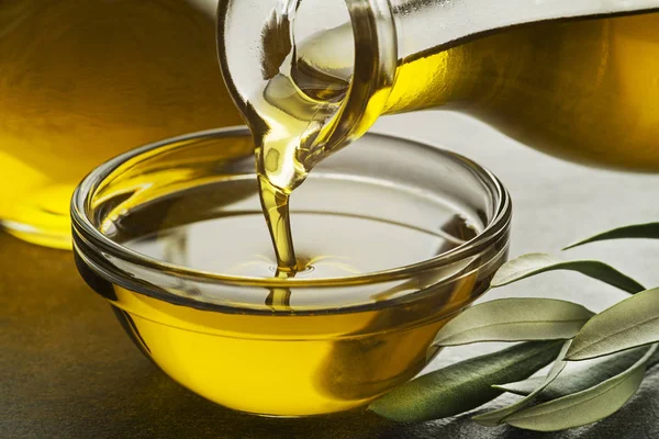 Flasche Gießt Natives Olivenöl Eine Schüssel Aus Nächster Nähe — Stockfoto