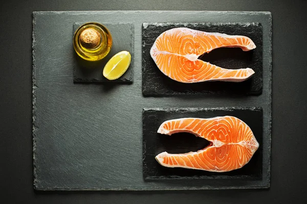 Trozos Salmón Rojo Con Especias Prepárate Para Cocinar Comida —  Fotos de Stock