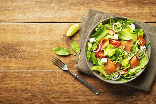 Salada Verde Fresca Com Salmão Defumado Queijo — Fotografia de Stock