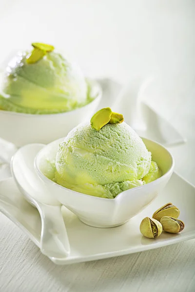 Una Cucharada Helado Pistacho Con Pistachos Sobre Fondo Blanco —  Fotos de Stock