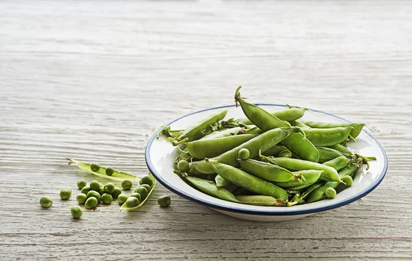 Pois Verts Frais Dans Bol Sur Fond Bois — Photo