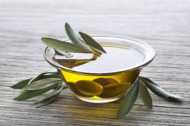 Sızma zeytinyağı zeytinli kase yakın çekim