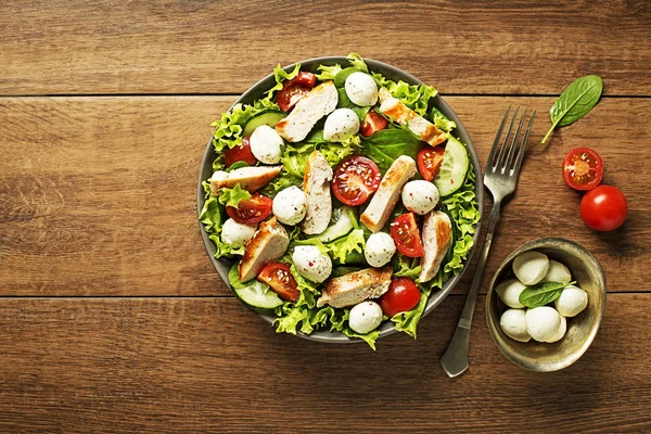Salade Verte Fraîche Avec Poitrine Poulet Tomate Fromage Mozzarella — Photo