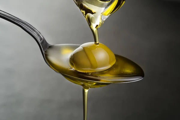 Flasche Natives Olivenöl Den Löffel Gießen Aus Nächster Nähe — Stockfoto