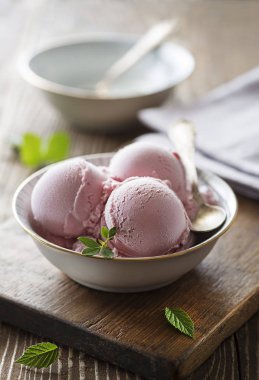 Ev yapımı organik meyve dondurma kaşık toz kase