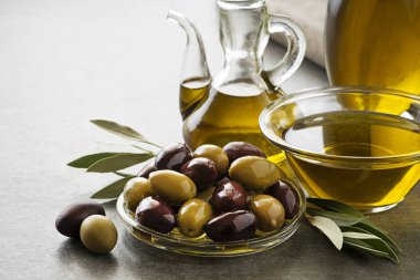 Şişe ekstra sızma sağlıklı zeytinyağı taze zeytin ile yakın çekim