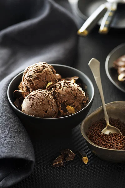 Çikolata Parçacıklı Ile Dekore Edilmiş Yapımı Organik Çikolatalı Dondurma Kaşık — Stok fotoğraf