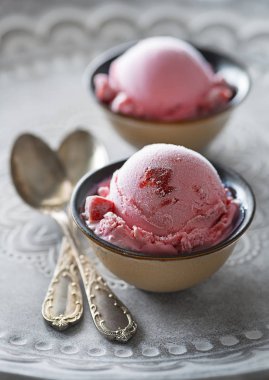 İki kase içinde ev yapımı organik meyve dondurma kaşık toz