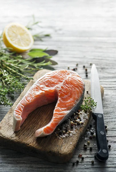 Fette Pesce Salmone Rosso Con Spezie Prepararsi Cottura Dei Pasti — Foto Stock