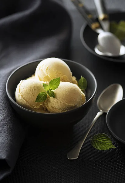 Domowe Ekologiczne Vanilla Ice Cream Łopaty Czarny Stół — Zdjęcie stockowe