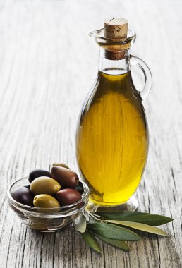 Şişe ekstra sızma sağlıklı zeytinyağı taze zeytin ile yakın çekim