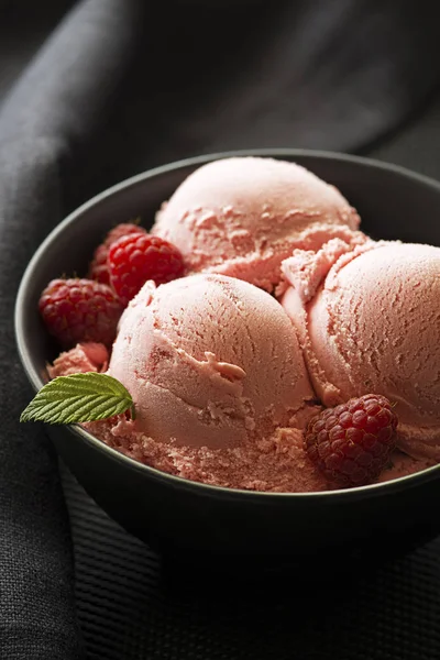 Cuillères Glace Maison Framboise Bio Dans Bol Noir — Photo