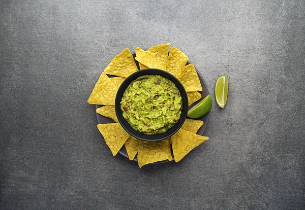 Guacamole Sauce Mit Frischen Zutaten Und Mais Nachos Chips Auf — Stockfoto