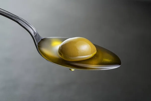 Ложка Оливкового Масла Зеленой Оливки Вблизи — стоковое фото