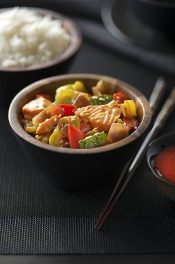 Somon et ve sebze siyah arka plan üzerine Çin yemeği