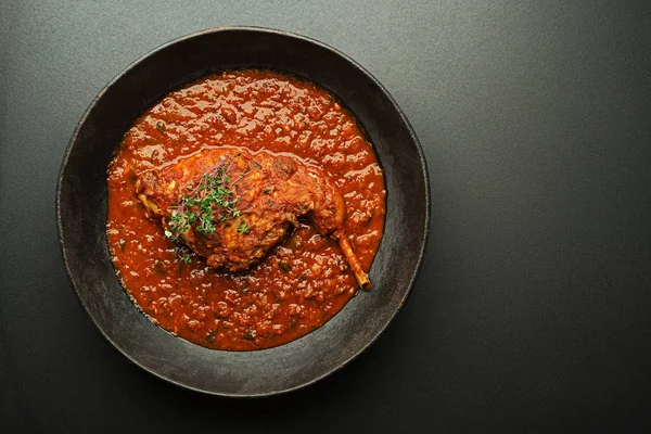 Vlees Stoofpot Met Tomatensaus Zwarte Achtergrond — Stockfoto