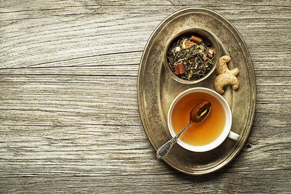 木桌上的干绿茶收藏品杯茶 — 图库照片