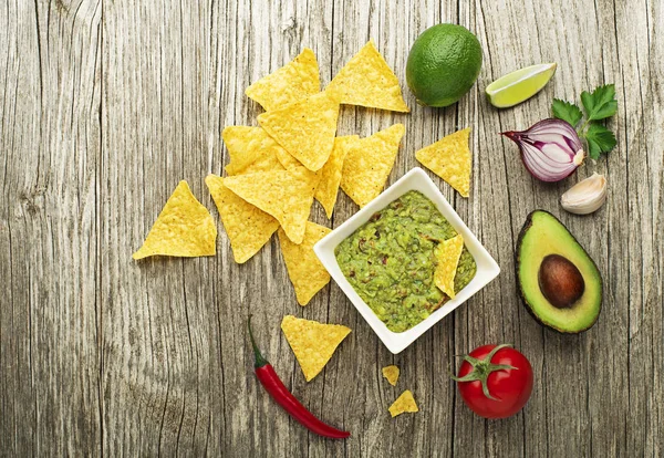 Guacamole Saus Met Verse Ingrediënten Maïs Nachos Chips Houten Achtergrond — Stockfoto
