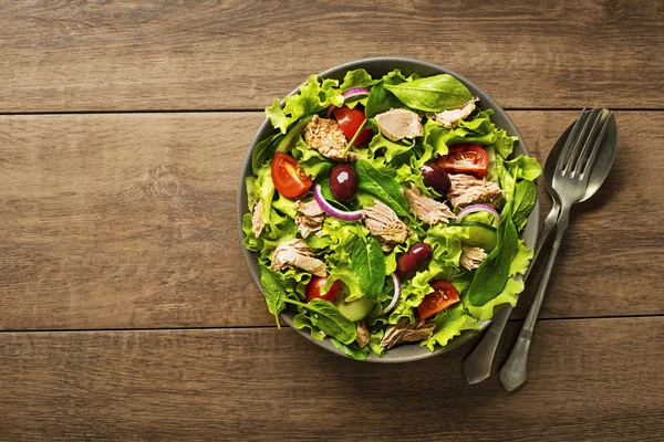 Insalata Tonno Con Lattuga Pomodori Olive Sul Tavolo Legno — Foto Stock