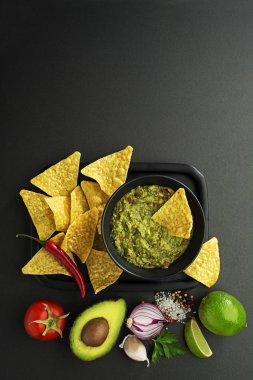 Kase lezzetli ev yapımı geleneksel Guacamole soslu cips ve malzemeler