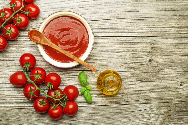 Pomodori Freschi Ingredienti Cucinare Salsa Pomodoro Zuppa Sfondo Legno Posto — Foto Stock