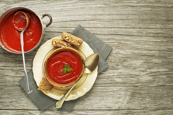 新鮮なトマトソースや木製の背景にスープをテキストの配置します ビーガン料理とベジタリアンと健康的な食事の概念 — ストック写真