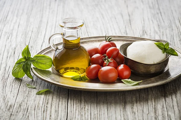 Cherry Tomatoes Wiith Mozzarella Cheese Basil Leaves Concept Tasty Healthy — Stock Photo, Image