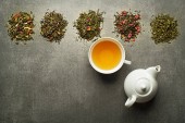 Šálek čaje s suché čajové kolekce různých typů