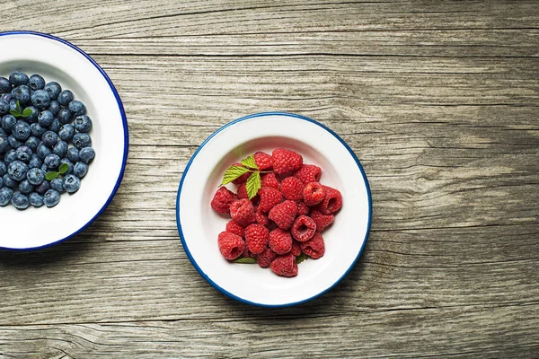 Blandning Färska Bär Skål Trä Bakgrund — Stockfoto