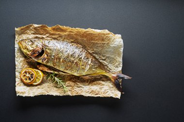 Otlar ve baharatlar ile ızgara Gilt kafalı çipura balık