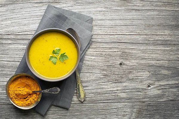 健康ウコンやガジュツのクリーム スープに木製の背景 — ストック写真