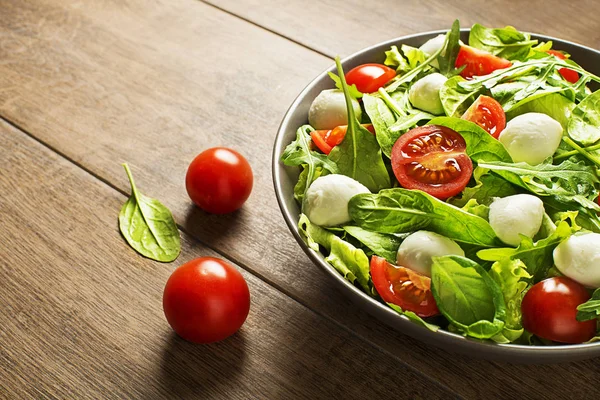 Fräsch Sallad Med Mozzarella Och Tomat — Stockfoto