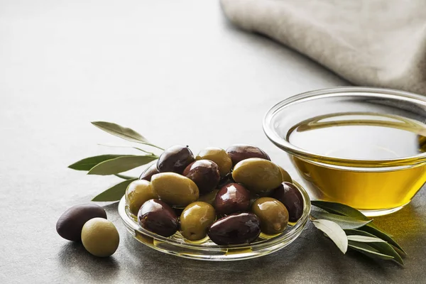Olive Oil Glazen Kom Met Verse Olijven Fruit — Stockfoto