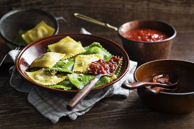 Mantı makarna domates sosu ve parmesan peyniri ile servis