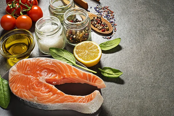 健康的な食事を料理の食材とスパイスが香るサーモン鮮魚 — ストック写真