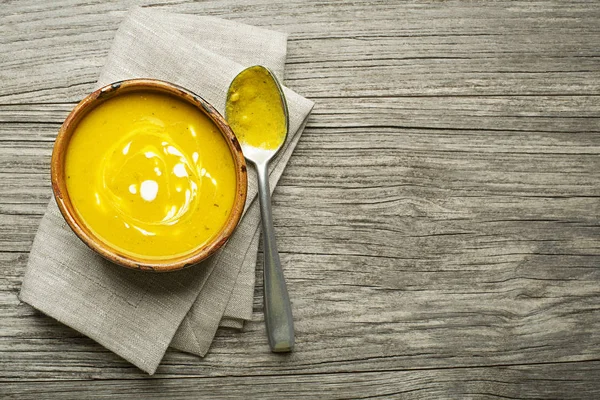 Gesunde Kürbis Und Kurkuma Sahnesuppe Auf Holzgrund — Stockfoto