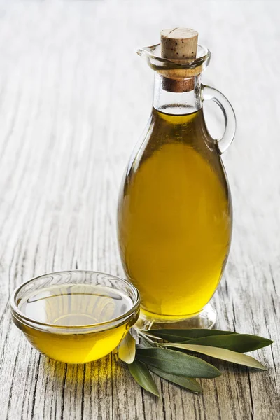 Бутылка Здорового Оливкового Масла Листьями Вблизи — стоковое фото