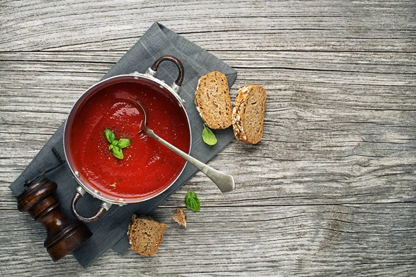 本文に木製の背景上のパンとトマトのスープ食事の場所します ビーガン料理菜食主義者と健康料理の概念 — ストック写真