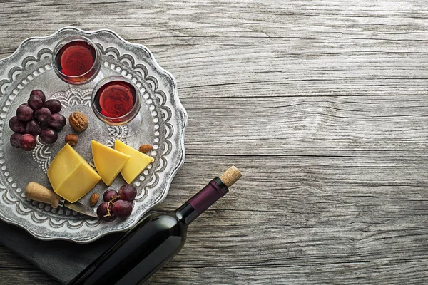 Uitstekende Rode Wijn Fles Wijnglas Voedsel Een Rustieke Houten Tafel — Stockfoto