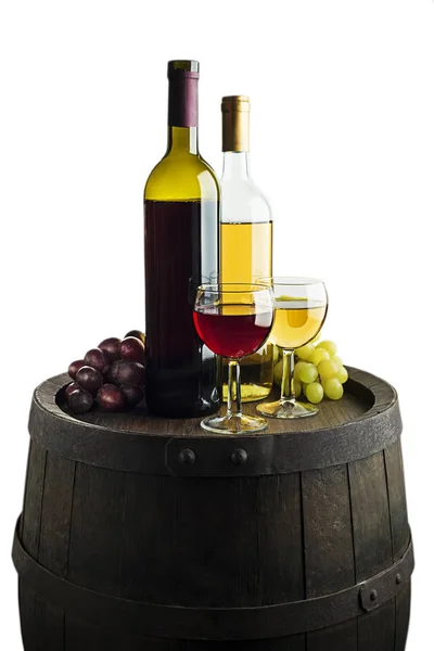 Glas Und Flasche Rot Und Weißwein Auf Holzfasshintergrund — Stockfoto