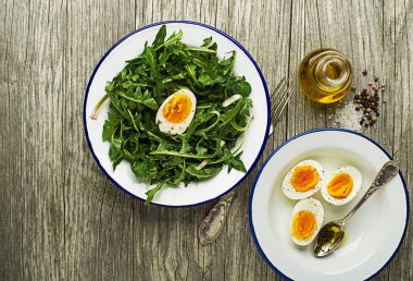 Taze sağlıklı karahindiba salatası yumurta ek yük ateş