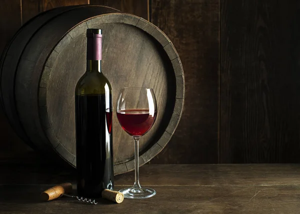 Fles Rode Wijn Met Glas Houten Vat Achtergrond Glas Wijn — Stockfoto