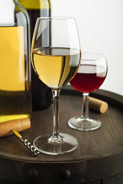 Bardak Bir Şişe Kırmızı Şarap Tahta Fıçıda Beyaz Şarap — Stok fotoğraf