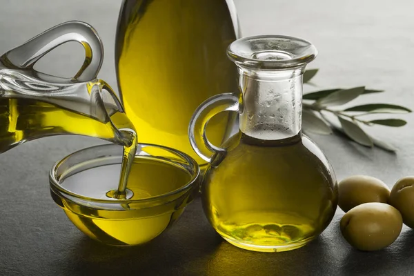 Органічне Оливкове Масло Пляшка Додаткової Незайманої Олії Вливається Скляну Миску — стокове фото