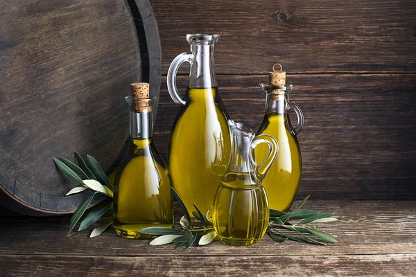 Flaschen Extra Natives Gesundes Olivenöl Mit Fasshintergrund — Stockfoto