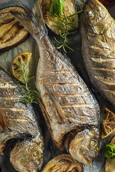 Жареная Позолоченная Рыба Лещ Овощами Специями — стоковое фото