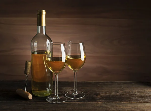 Ahşap Zemin Üzerinde Şarap Kadehleri Olan Bir Şişe Beyaz Şarap — Stok fotoğraf