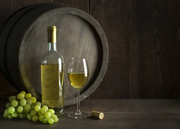 Fles Witte Wijn Met Kurk Glas Wijn Met Een Vatenachtergrond — Stockfoto